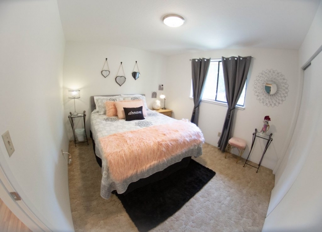 Queen-Bed-Room-Angels-Landing-Port-Angeles-Washington-Vacation-Home