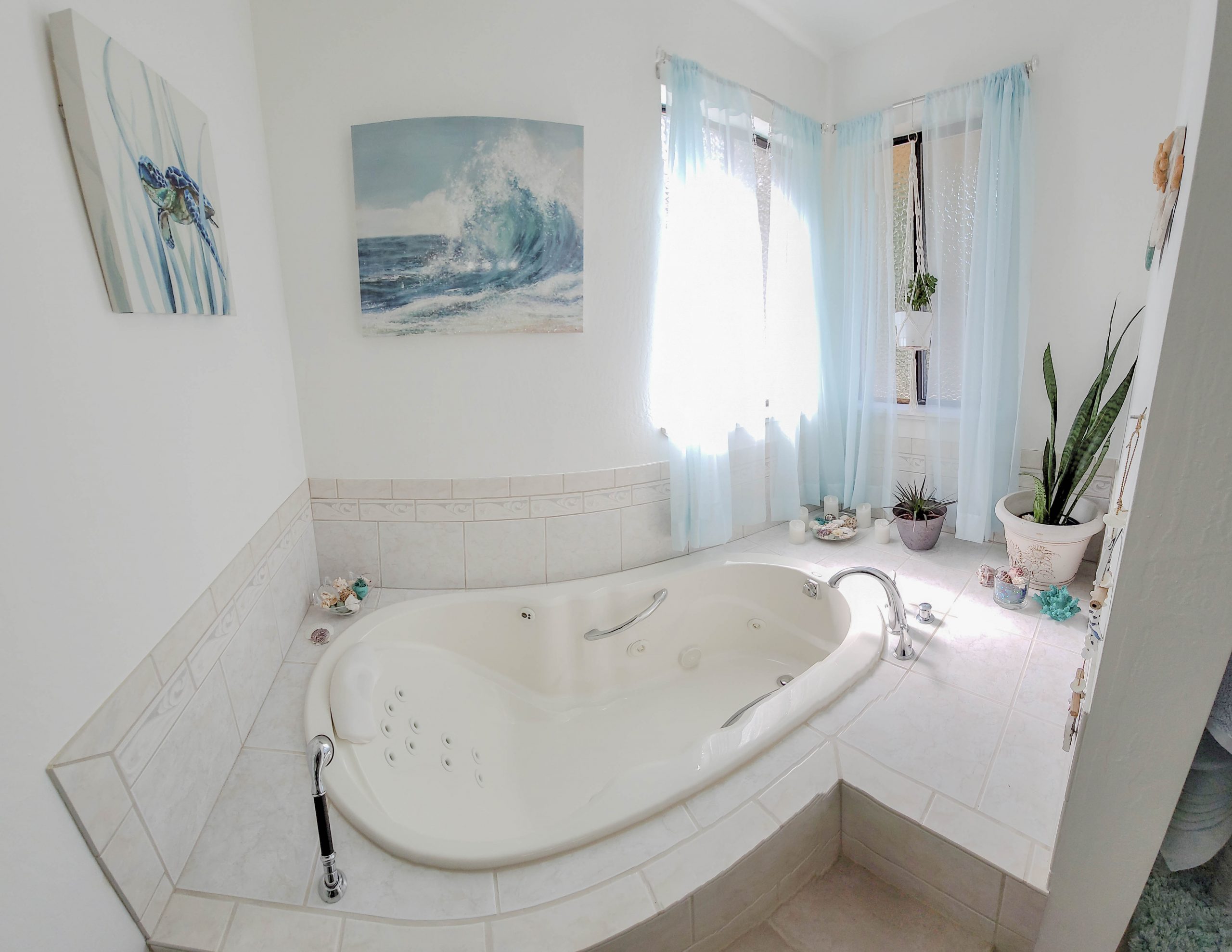 Spa-Tub-Master-Bath-Room-Angels-Landing-Port-Angeles-Washington-Vacation-Home