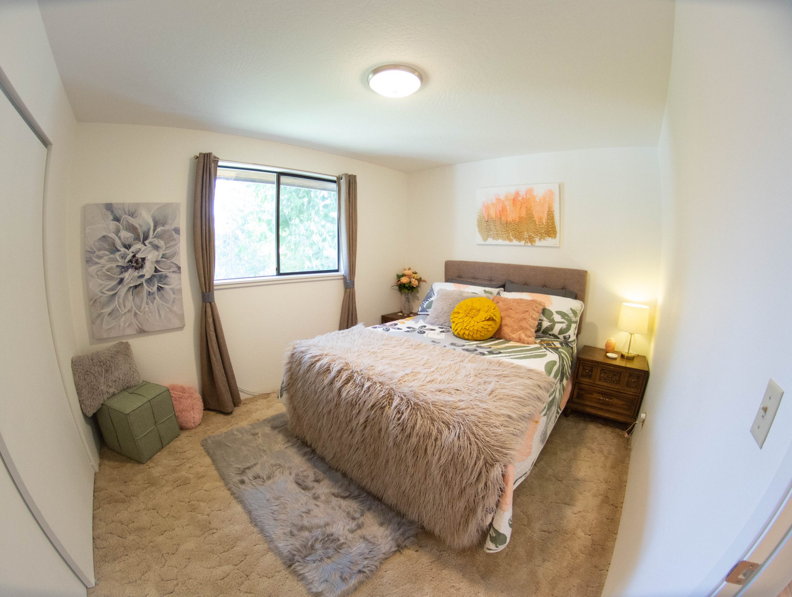 Queen-Bed-Room-Group-Family-Angels-Landing-Port-Angeles-Washington-Vacation-Home